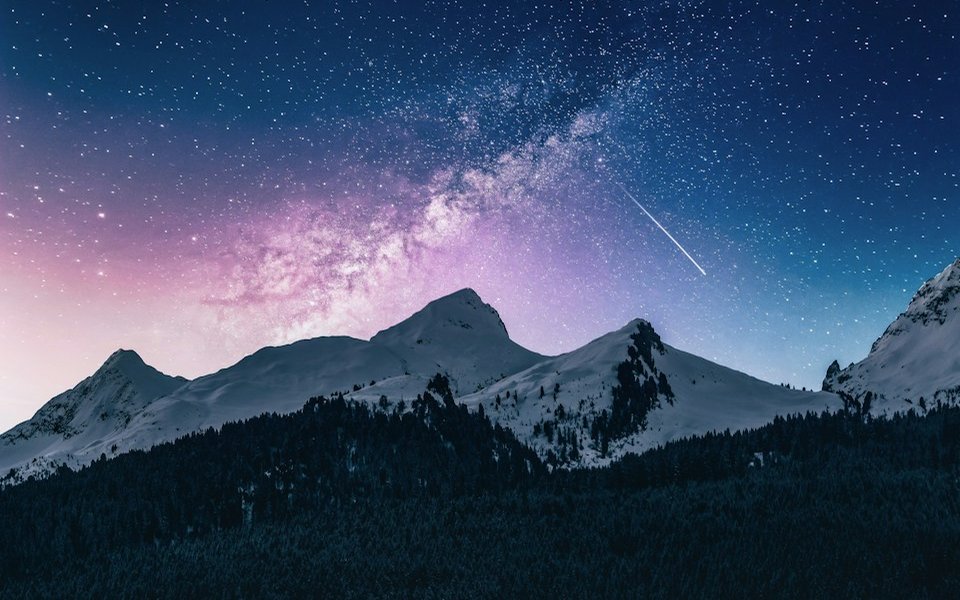星空下的连绵山峰(示意配图)